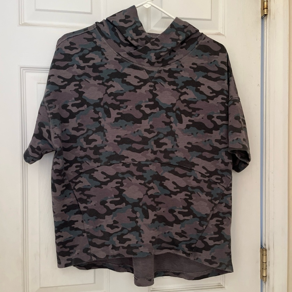 Fabletics Hadley Hi-low short sleeve hoodie camo - Size M